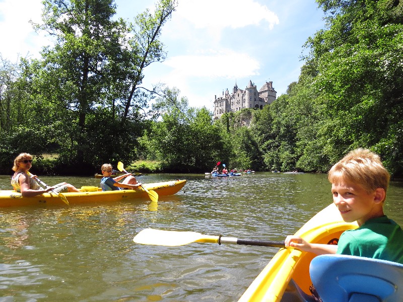 Kajakken bij het kasteel van Walzin langs de Lesse
