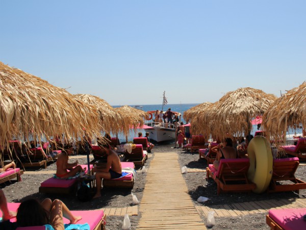 Het strand bij Kamari