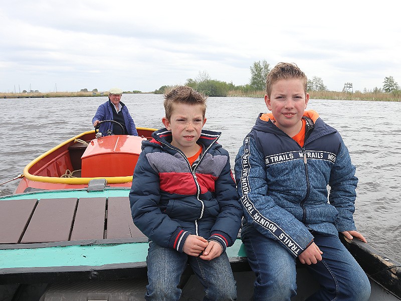 Onze eigen Hielke en Sietse met de praam èn de Kameleon naar het Avontureneiland