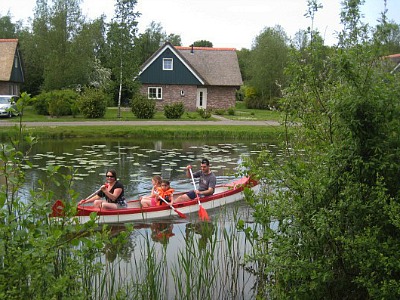 Gezin aan het kanoën