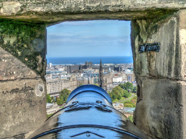 Kanon bij het kasteel in Edinburgh