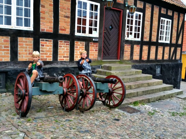 Spelen met kanonnen in het stadje Ebeltoft