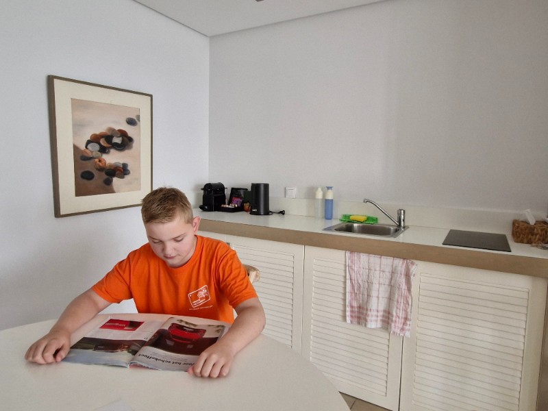 Onze oudste zoon in de keuken van het appartement op Chalkidiki