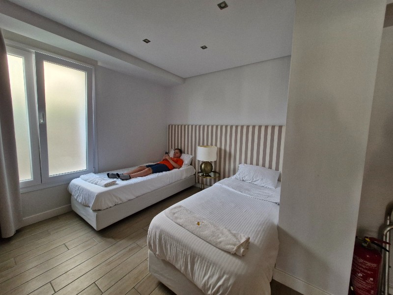 De slaapkamer van de jongens op ons resort Kappa Luxury Villas en Suites
