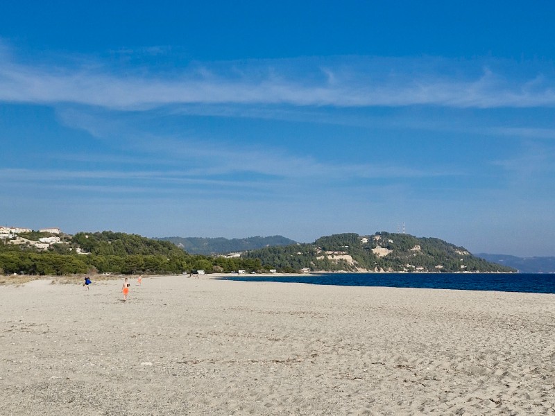 Het uitgestrekte Possidi Beach, één van de stranden op Kassandra, Chalkidiki