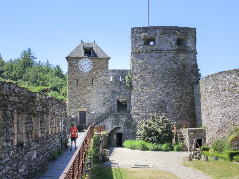 Het middeleeuwse kasteel van Bouillon in de Ardennen, op 30 min rijden vanaf Landal Neufchateau