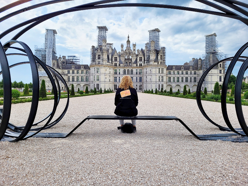 Sabine kijkt naar Kasteel van Chambord.