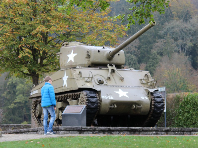 Sven bewondert een tank bij kasteel Clervaux
