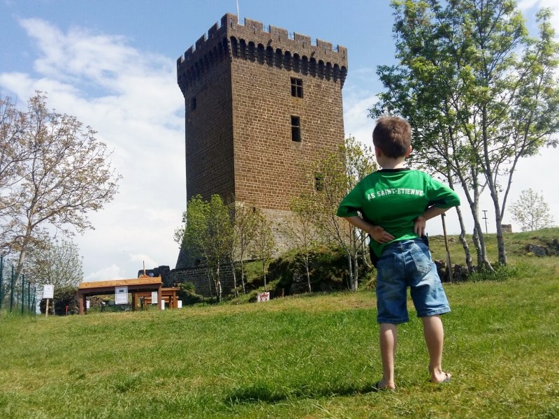 Ons zoontje bewondert kasteel de Polignac