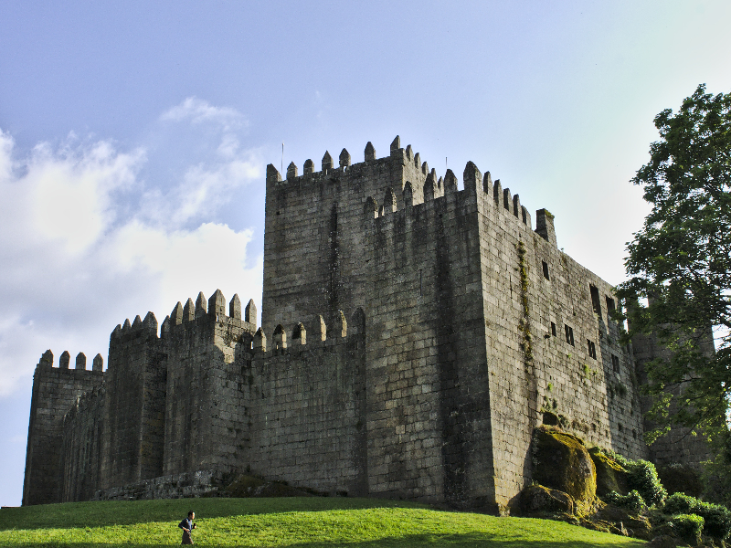 Het middeleeuwse castello van Guimaraes waar de eerste koning van Portugal woonde.