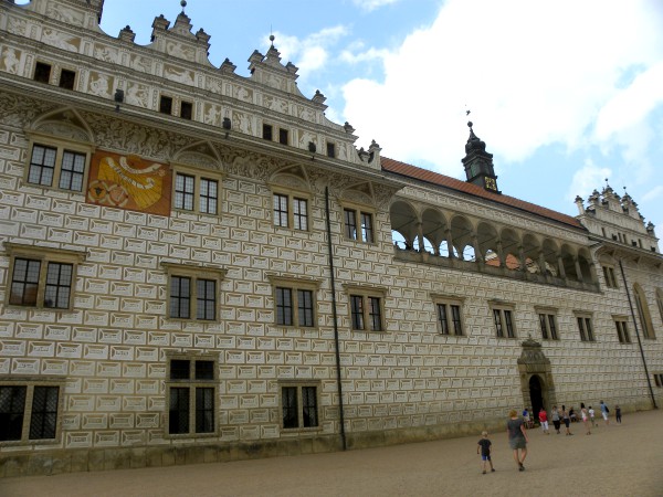 We lopen naar de ingang van het kasteel in Litomysl