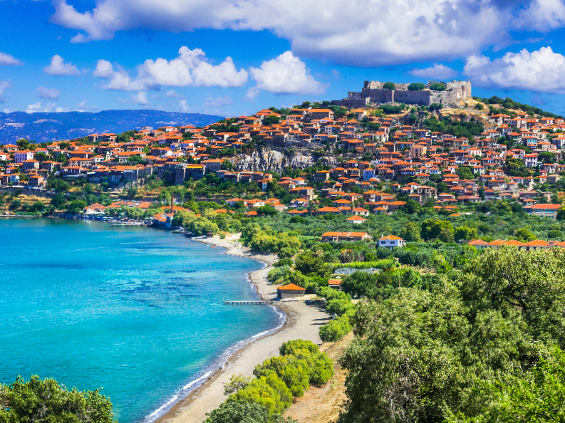 Het Molivos Castle op de heuvel bovenaan de stad Molivos op Lesbos.