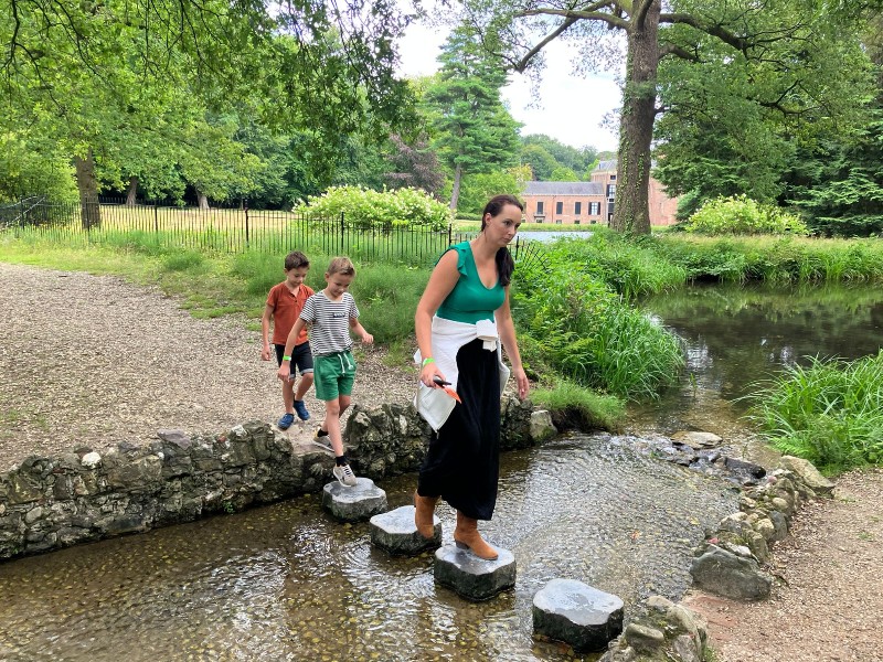 Ellen met haar kinderen bij de stapstenen in Park Rosendael