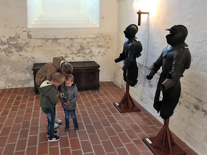 De kinderen proberen de raadsels ontrafelen