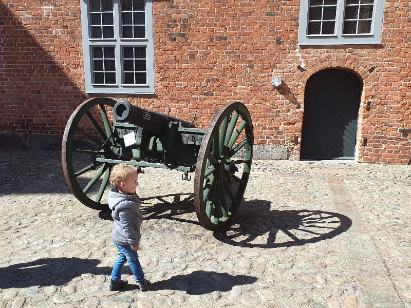 Tof! kanonnen op de binnenplaats