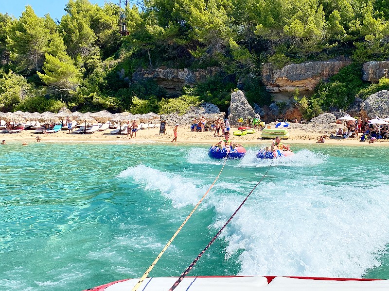 Op een band achter de boot bij Lassi Beach op Kefalonia