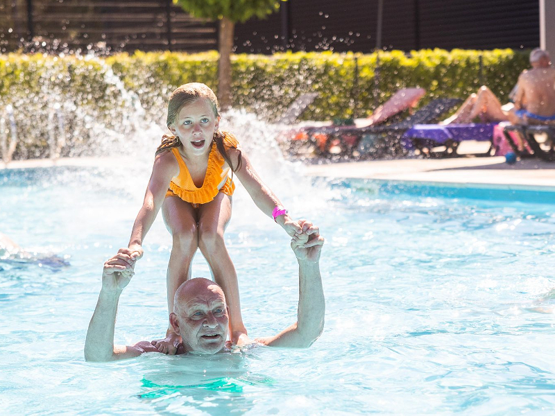 Lekker spelen in het verwarmde zwembad bij vakantiepark Molenvelden nabij Eindhoven.