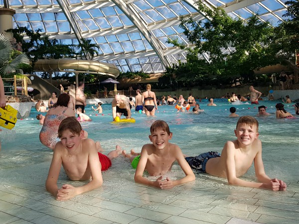 Zeb, Tycho en Max in het zwembad van de Kempervennen