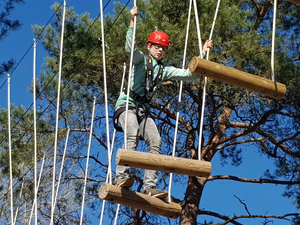 Zeb gaat de uitdaging aan in het high rope parcours bij Centerparcs Kempervennen