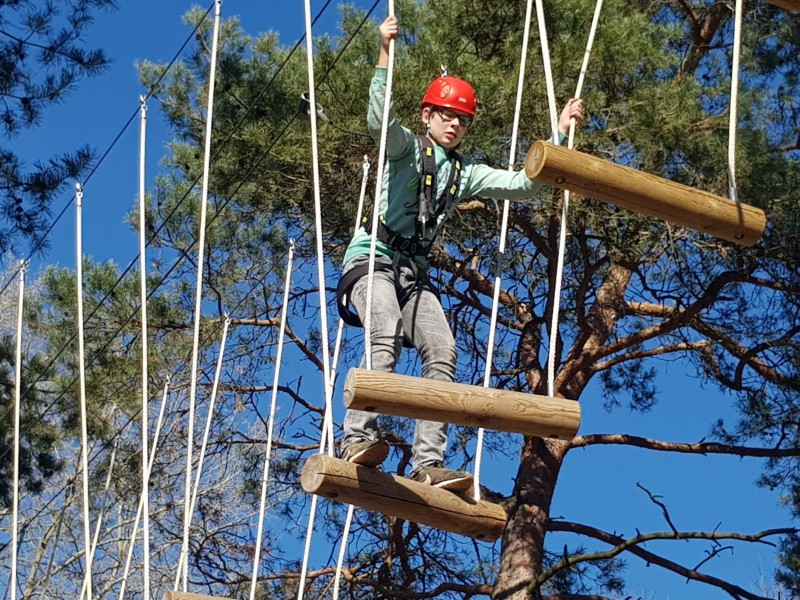 Zeb gaat de uitdaging aan op het High Ropes parcours bij CenterParcs Kempervennen