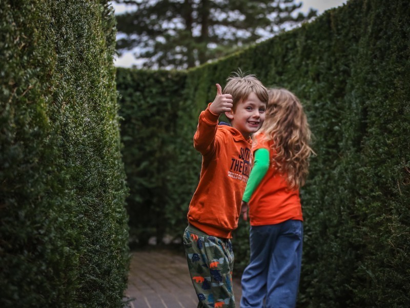 De kinderen van Elisabeth rennen door het doolhof op de Keukenhof