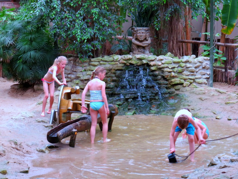 Kinderen spelen bij de waterval in de Kids-Jungle