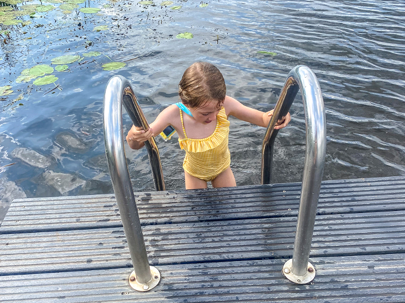 Kind klimt uit het water met de Kids Tech World camera om 