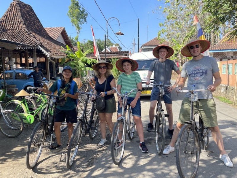 gezin fietsen op Java