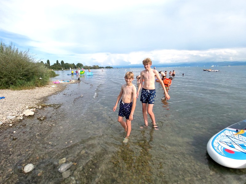 Genieten bij een kiezelstrandje aan de Bodensee