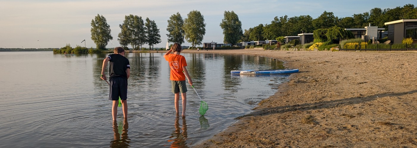 Vanaf het park loop je direct het strand op rondom het Veluwemeer. Wat een zalig plekje voor een gezinsvakantie dit!