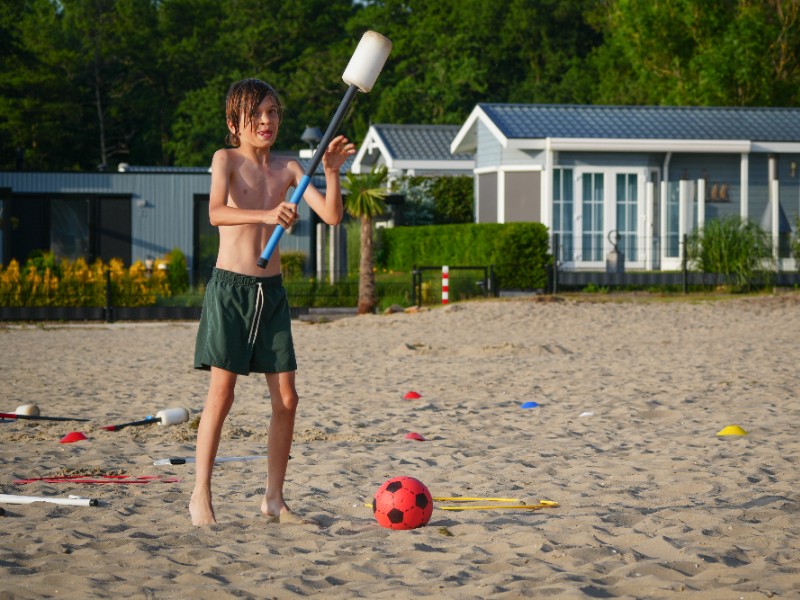 Direct aan het strand verblijven? Ook dat kan bij EuroParcs bad Hoophuizen!