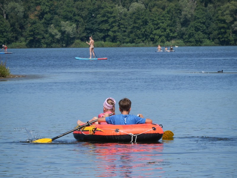 Eindeloos spelen, varen en zwemmen op het Veluwemeer in de zomer