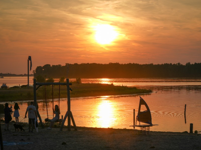 Heerlijke lange avonden in het gouden zonlicht aan het water