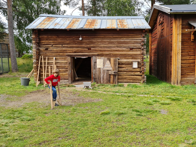 De jongste van reporter Kim aan het buitenspelen in het Zweedse Gammelstad