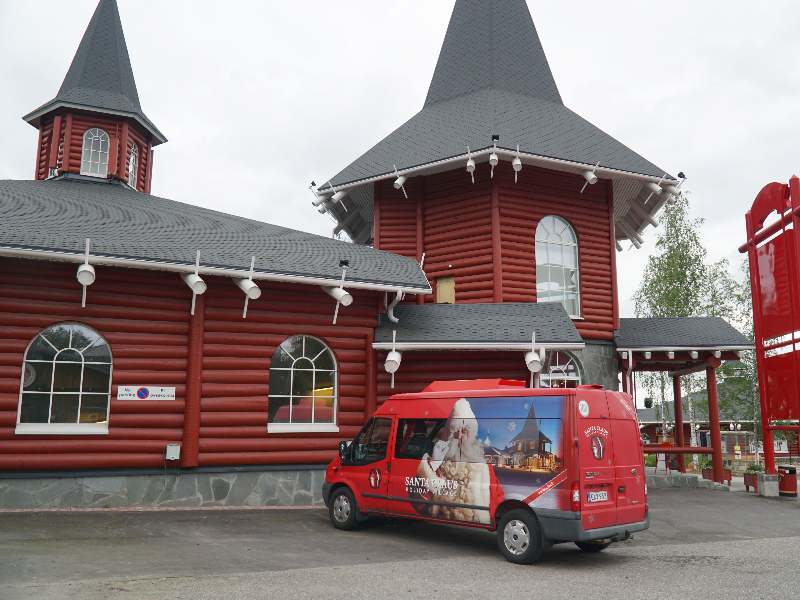De echte kerstman woont net over de grens van Zweeds Lapland met Finland. Kim nam er een kijkje met haar kinderen.