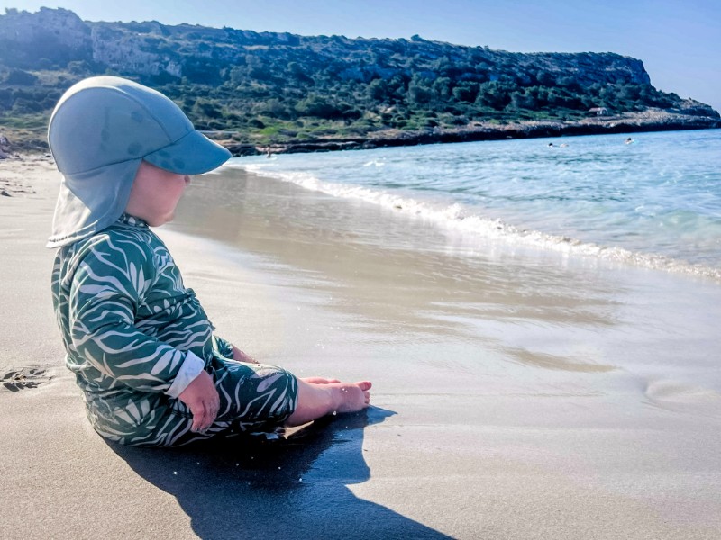 Kindje op het strand van Son Bou