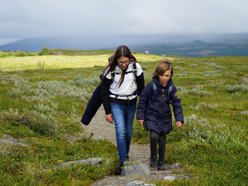 De kinderen van reporter Kim wandelen door het ruige Abisko Park in Zweeds Lapland