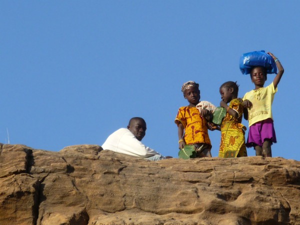Nieuwsgierige kinderen in Mali
