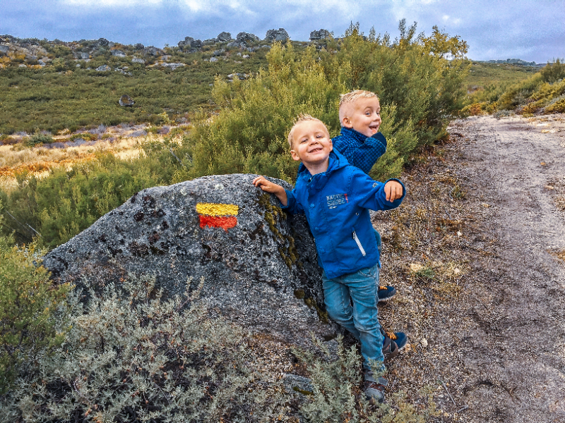 Kinderen in een van de uitgestrekte natuurgebieden van Noord Portugal