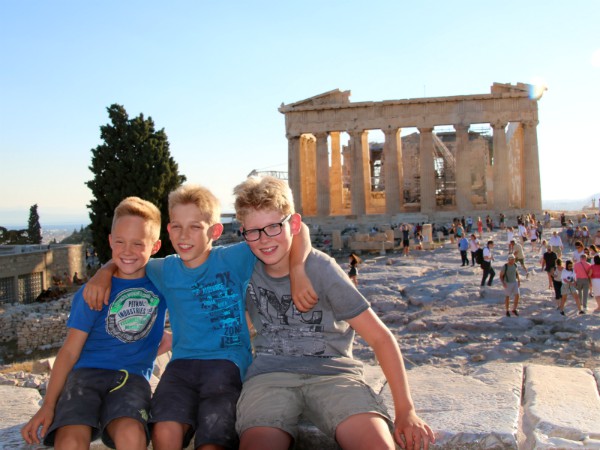 Zeb, Tycho en een vriendje bij de Akropolis