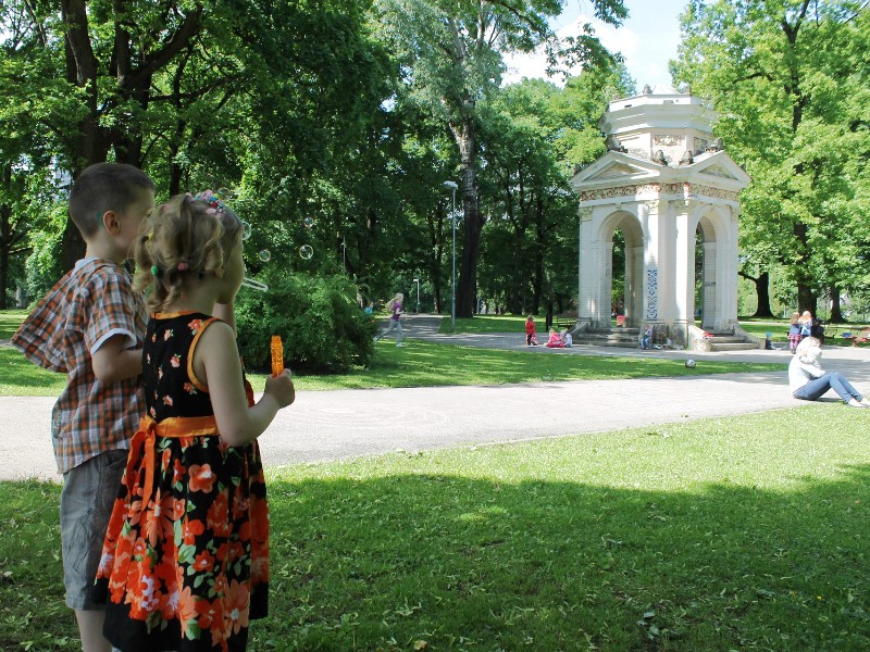 Kinderen in een park in Riga