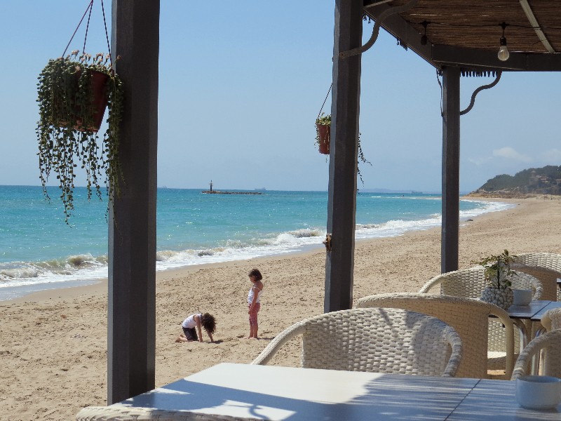 Kinderen spelen bij een strandtentje in Altafulla