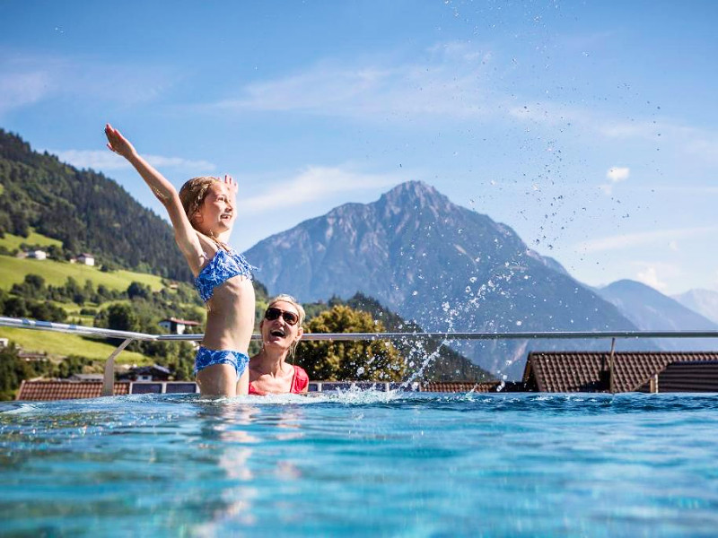 Het zwembad met waanzinnig uitzicht bij Hotel Stefan in Tirol
