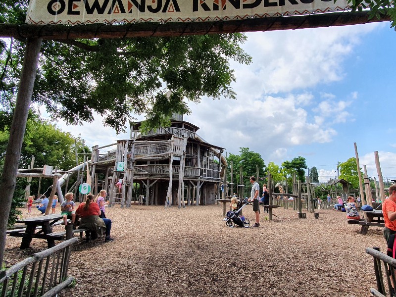 Even uitrusten tussendoor in de kinderjungle van Blijdorp