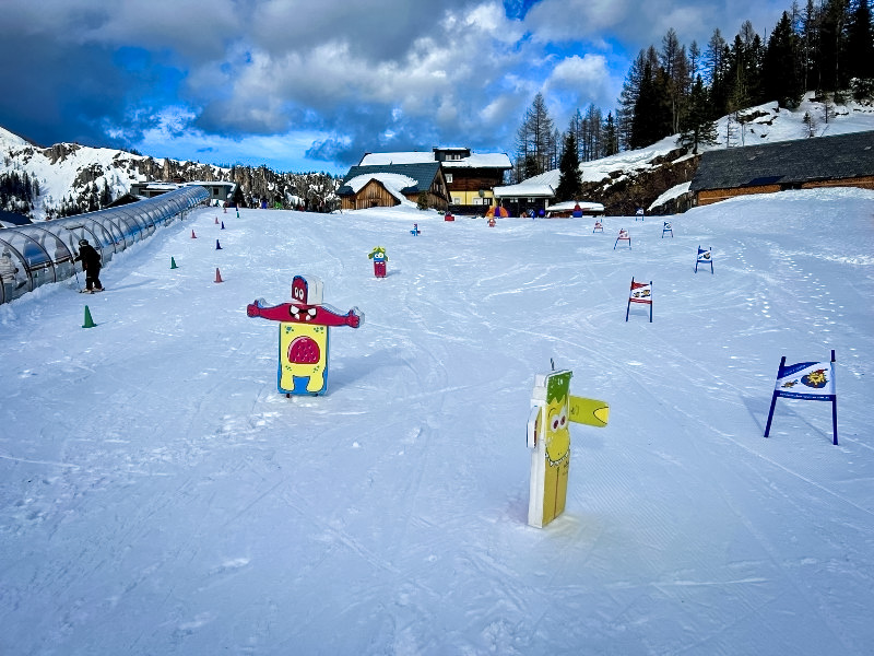 Slalom parcours op de kinderpiste Wurzeralm
