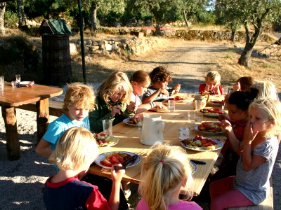 De kinderen ontmoeten elkaar tijdens het eten op het landgoed