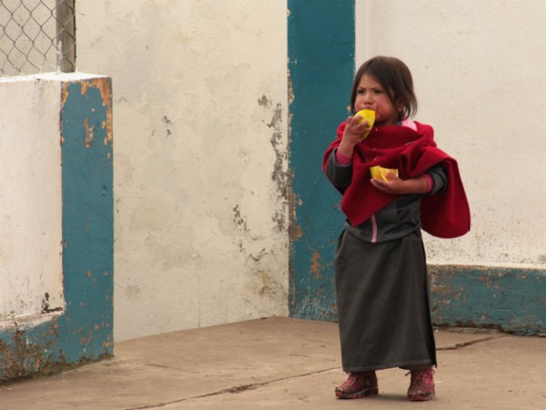 Kindje in het binnenland van Ecuador