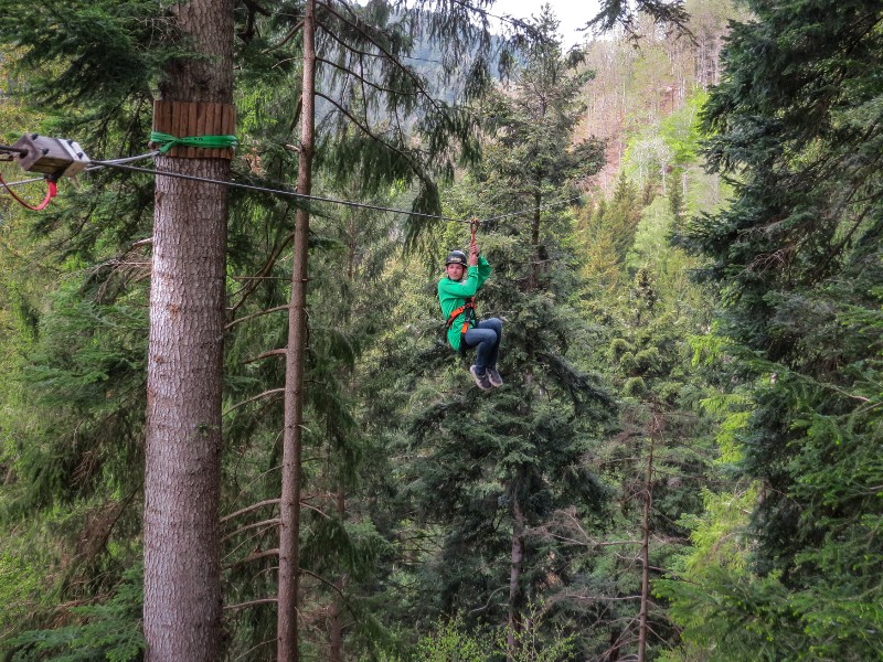 Ziplinen tijdens onze vakantie met de kinderen in het Kinzigtal, Duitsland, Zwarte Woud