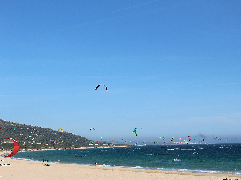 Kitesurfers bij het strand van Tarifa