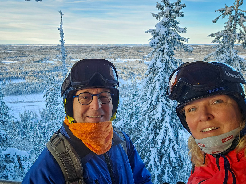 Sabine en Patrick bij het uitzicht boven bij de gondel in Kläppen